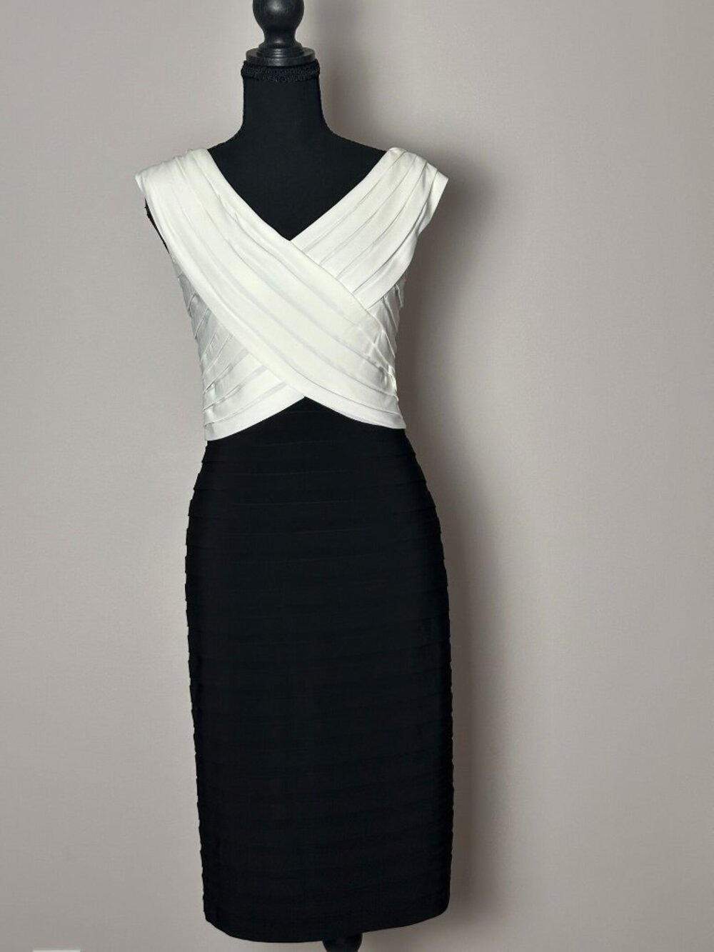 Adrianna Papell Ivory Black Colorblock Shutter Pleat Banded Sheath Dress Size 6